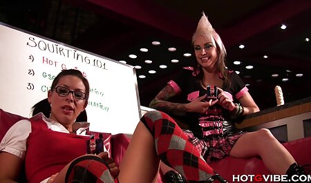 Belle filmarabeporno nana clignote ses énormes seins et son cul